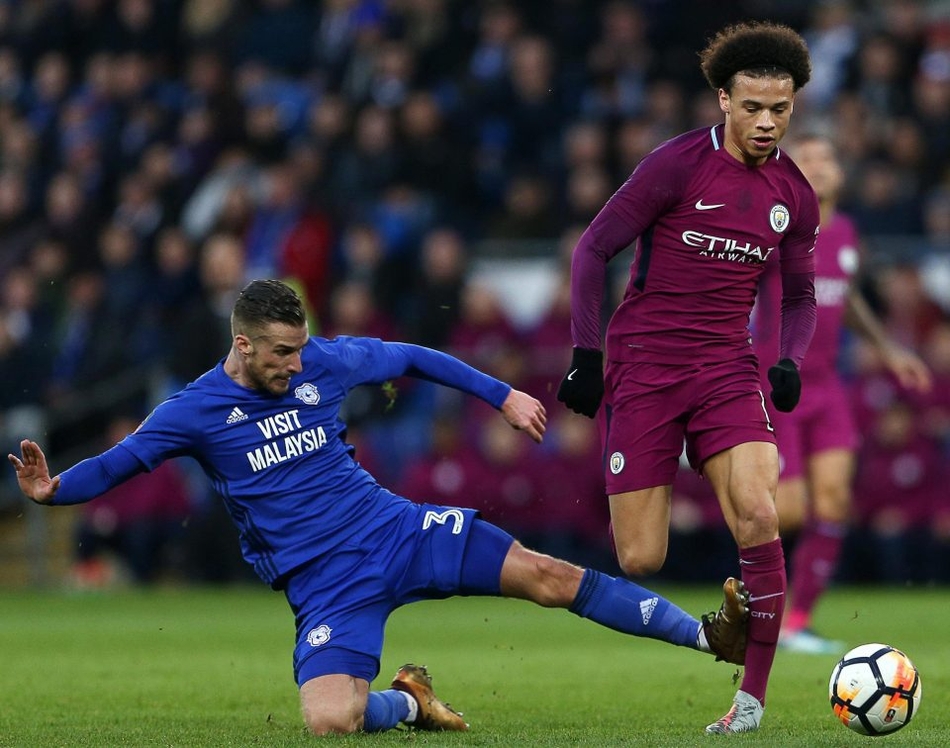 惊了！曼城大将脚踝被铲成L形