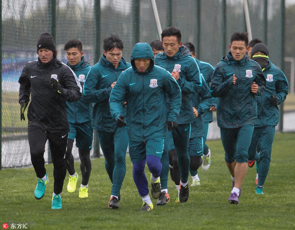 申花众将冒雨备战