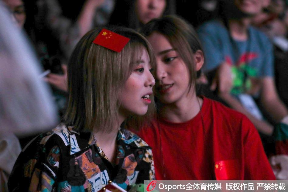 亚运会电竞赛场美女粉丝吸睛