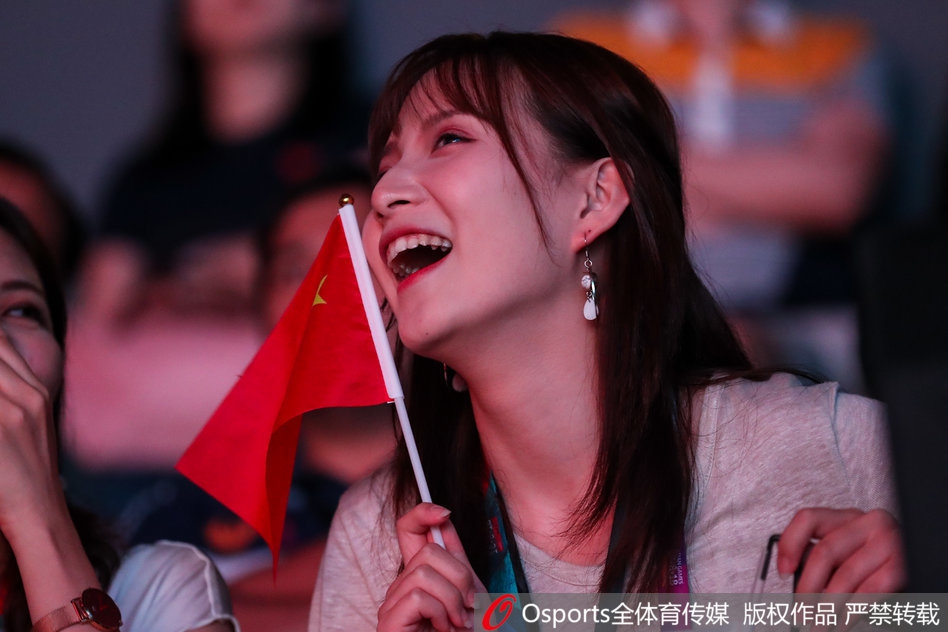 亚运会电竞赛场美女粉丝吸睛