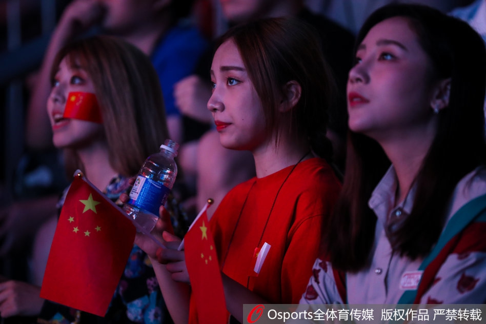 亚运会电竞赛场美女粉丝吸睛