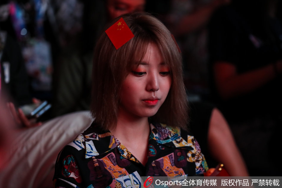 亚运会电竞赛场美女粉丝吸睛