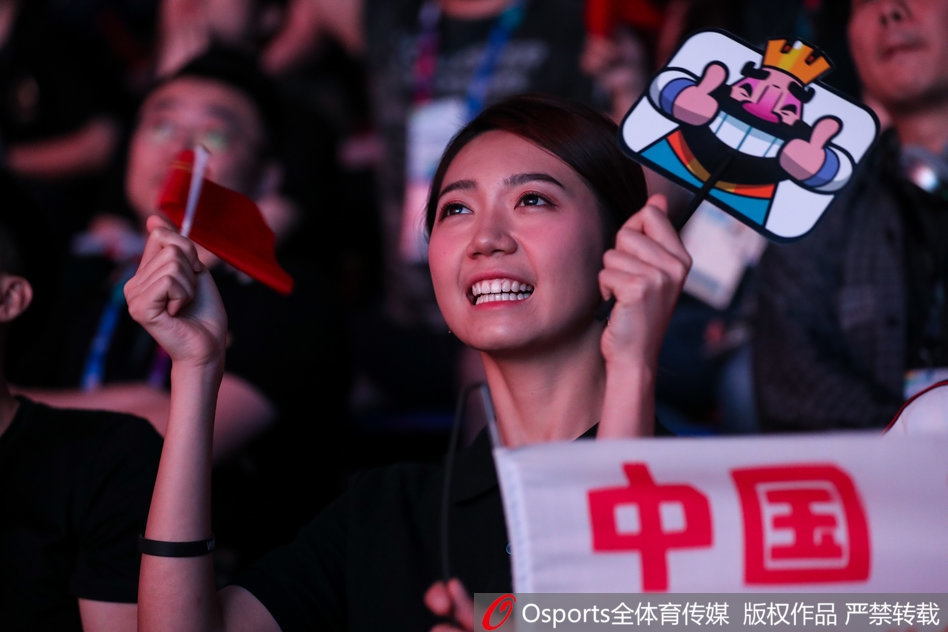 亚运会电竞赛场美女粉丝吸睛