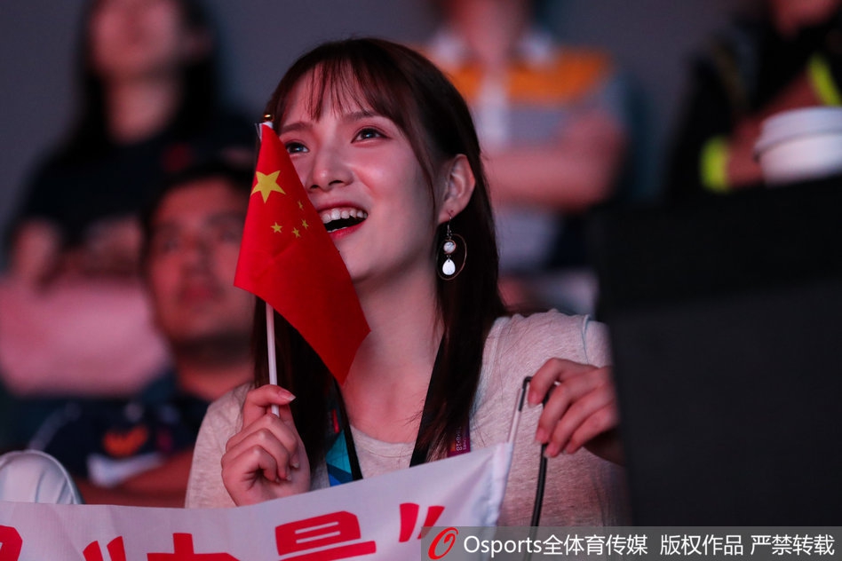 亚运会电竞赛场美女粉丝吸睛