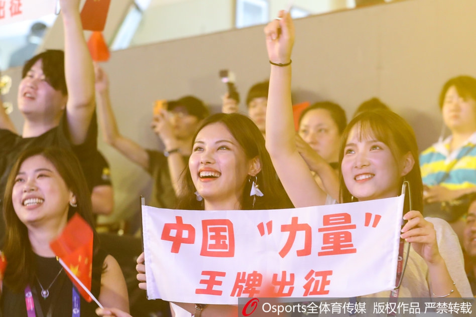 亚运会电竞赛场美女粉丝吸睛