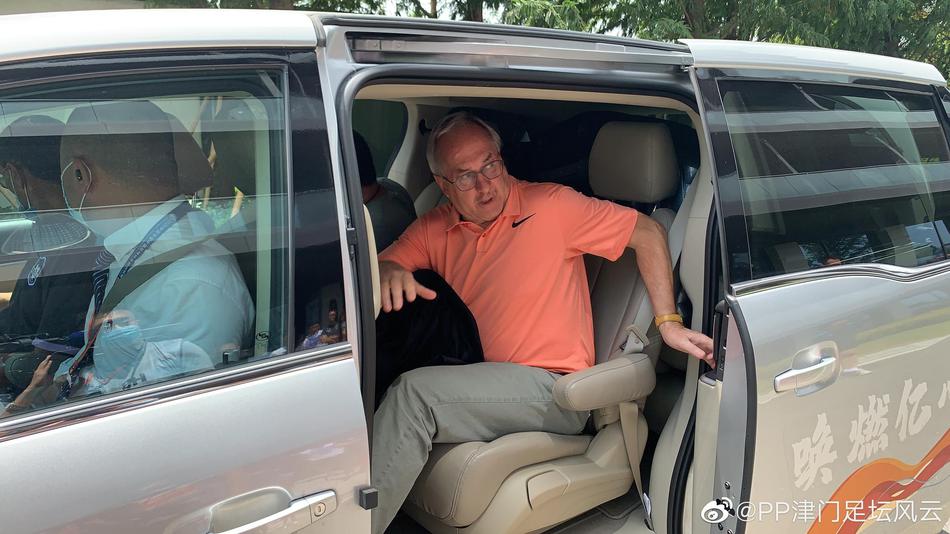 施蒂利克离开苏州赛区 众将相送