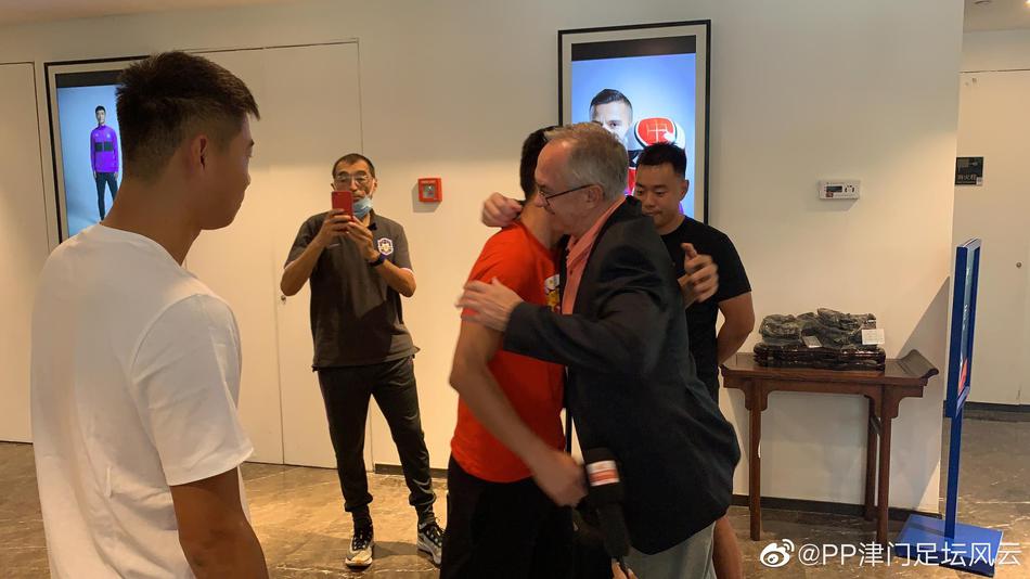 施蒂利克离开苏州赛区 众将相送