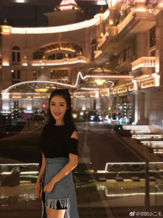 双丸子头美女助阵足金 翻版佟丽娅