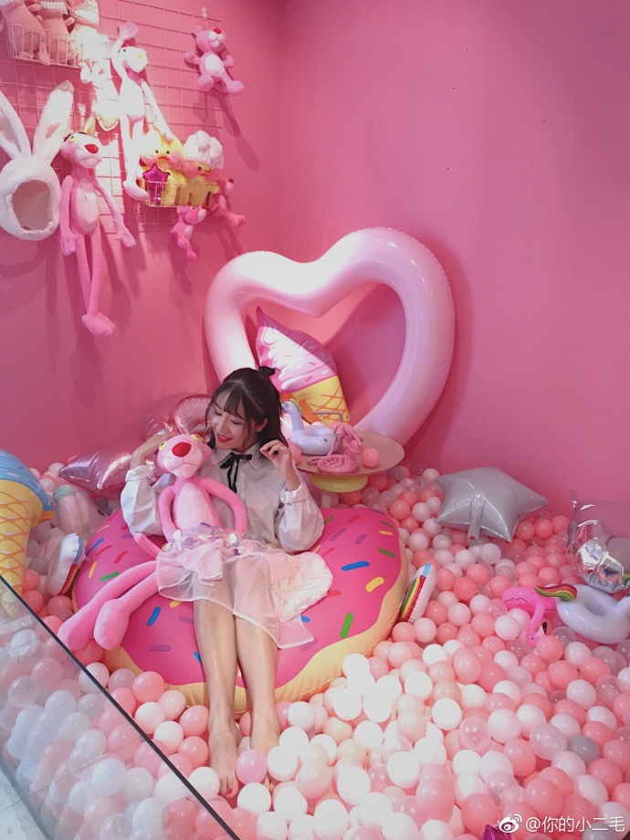 双丸子头美女助阵足金 翻版佟丽娅