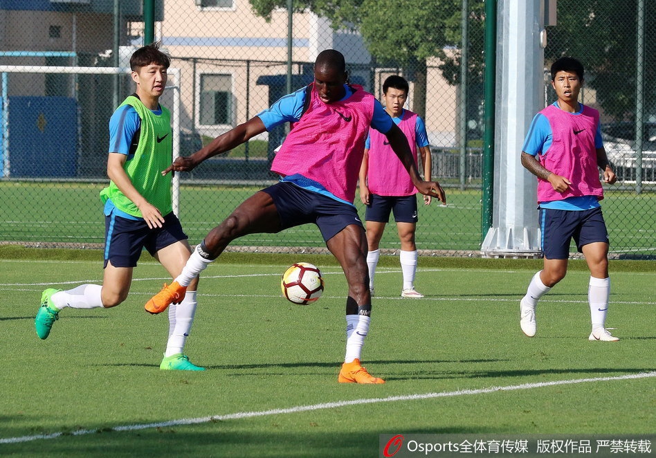 登巴巴回归申花与球队合练