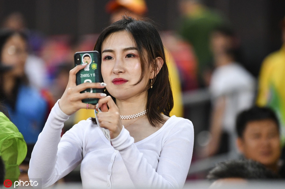 京沪决 国安白衣女神PK申花长发美女