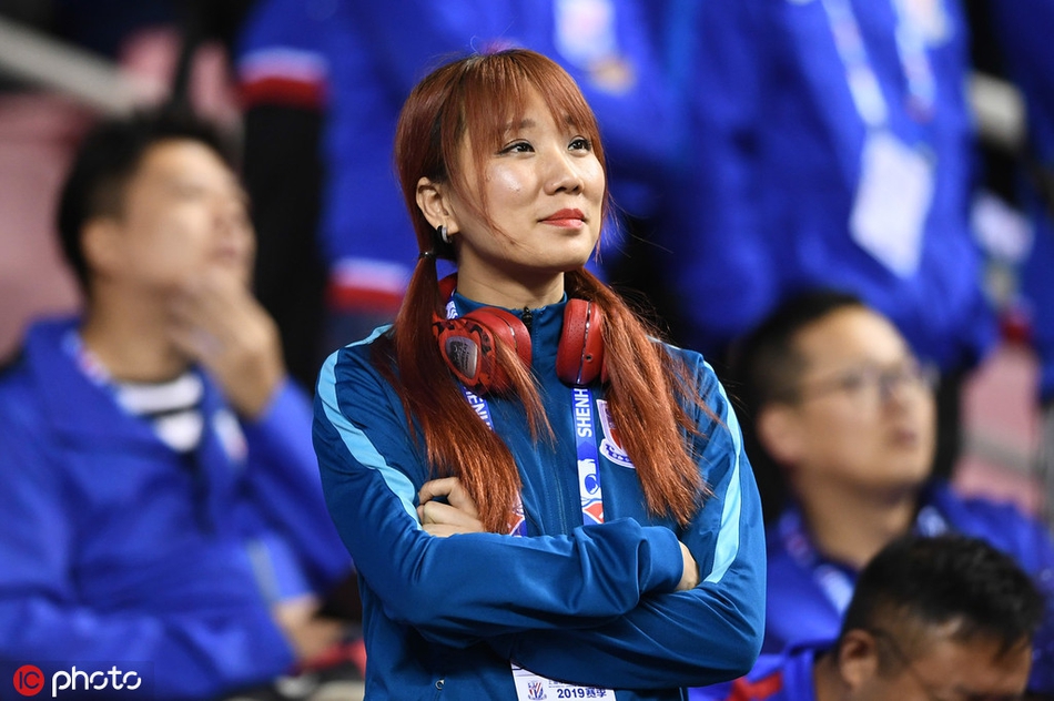 京沪决 国安白衣女神PK申花长发美女