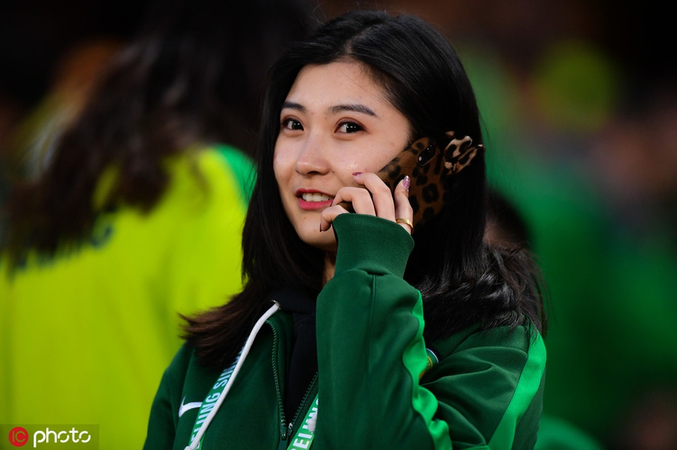 京沪决 国安白衣女神PK申花长发美女