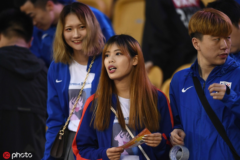 京沪决 国安白衣女神PK申花长发美女