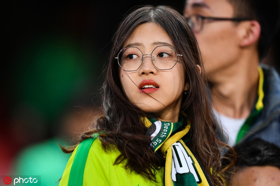 京沪决 国安白衣女神PK申花长发美女