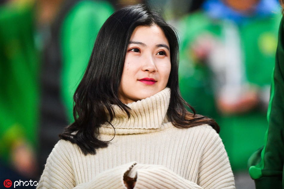 京沪决 国安白衣女神PK申花长发美女