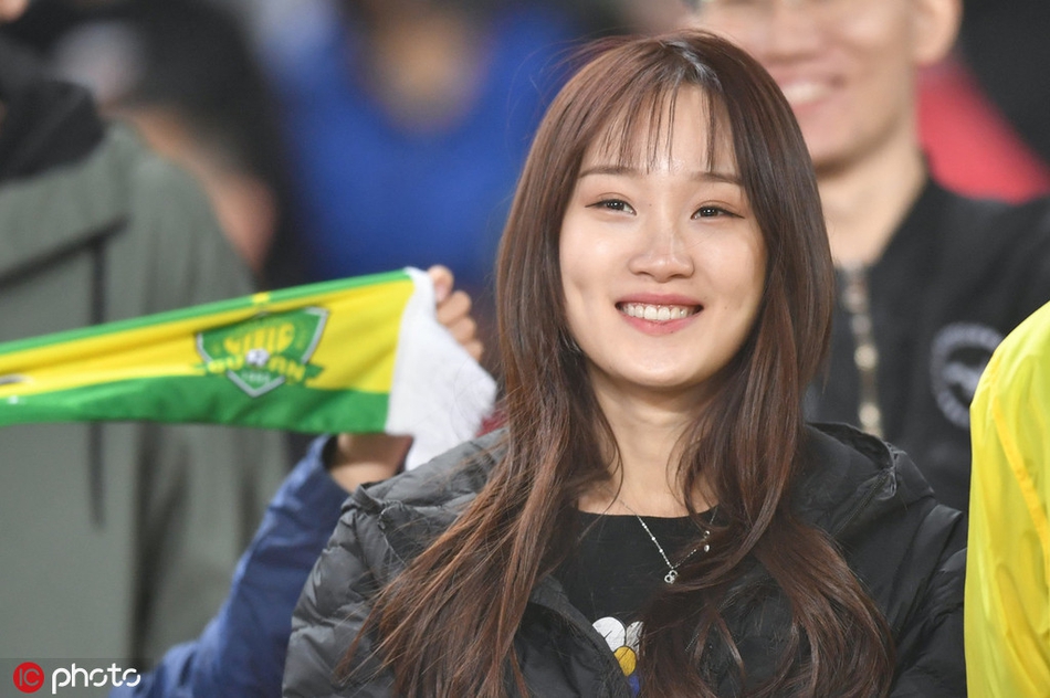 京沪决 国安白衣女神PK申花长发美女