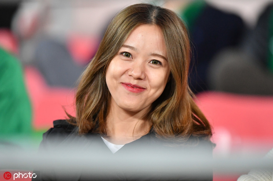 京沪决 国安白衣女神PK申花长发美女