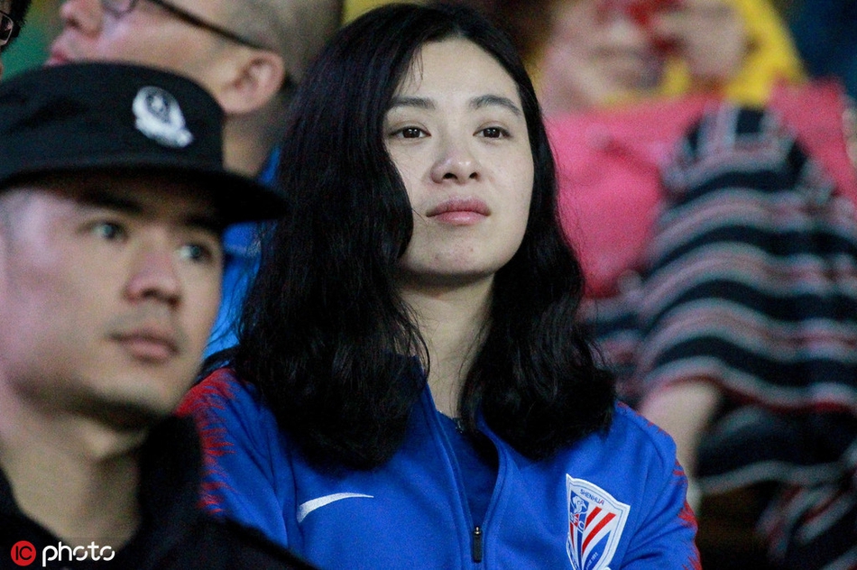 京沪决 国安白衣女神PK申花长发美女