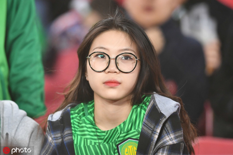 京沪决 国安白衣女神PK申花长发美女