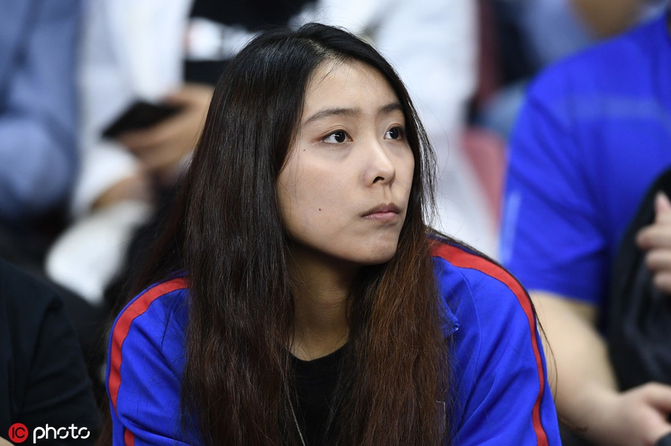 京沪决 国安白衣女神PK申花长发美女