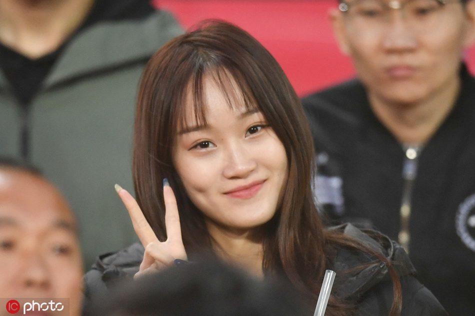 京沪决 国安白衣女神PK申花长发美女