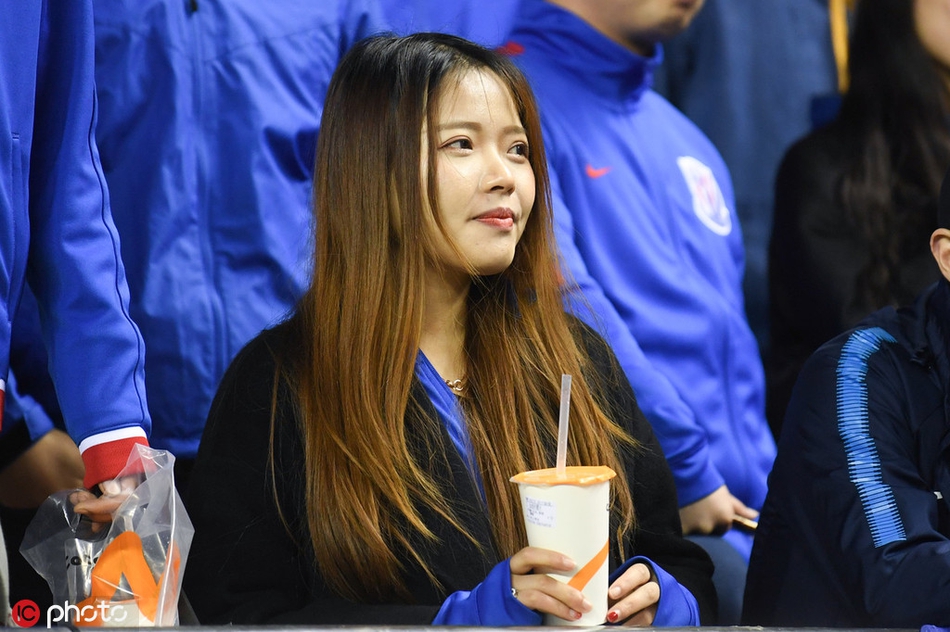 京沪决 国安白衣女神PK申花长发美女