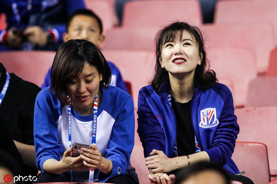 京沪决 国安白衣女神PK申花长发美女