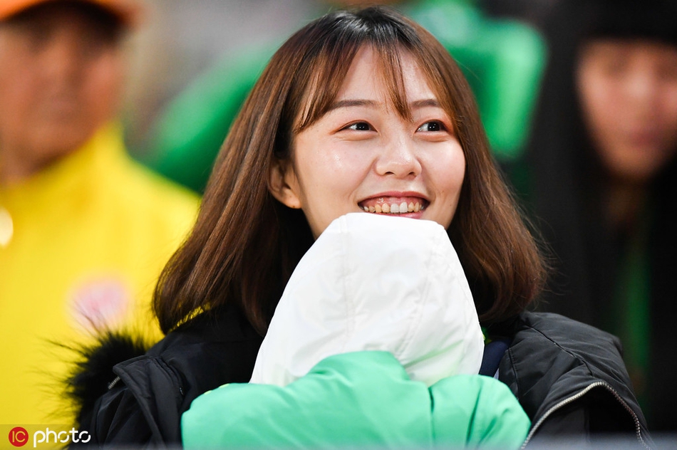 京沪决 国安白衣女神PK申花长发美女