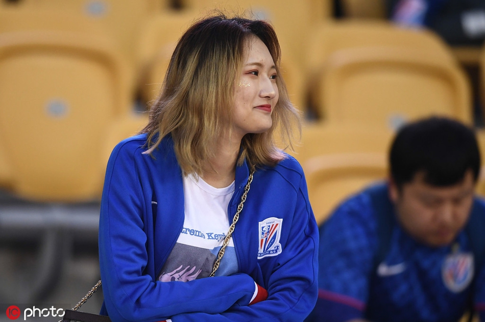 京沪决 国安白衣女神PK申花长发美女