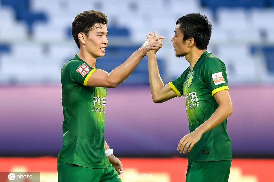 侯永永李磊击掌庆祝