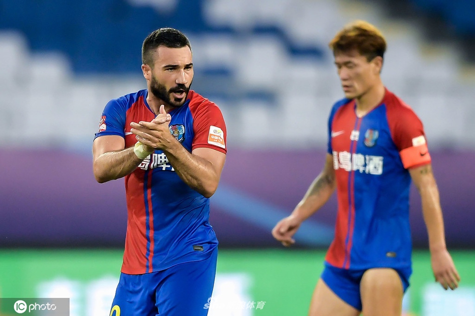 亚历山德里尼鼓舞队友