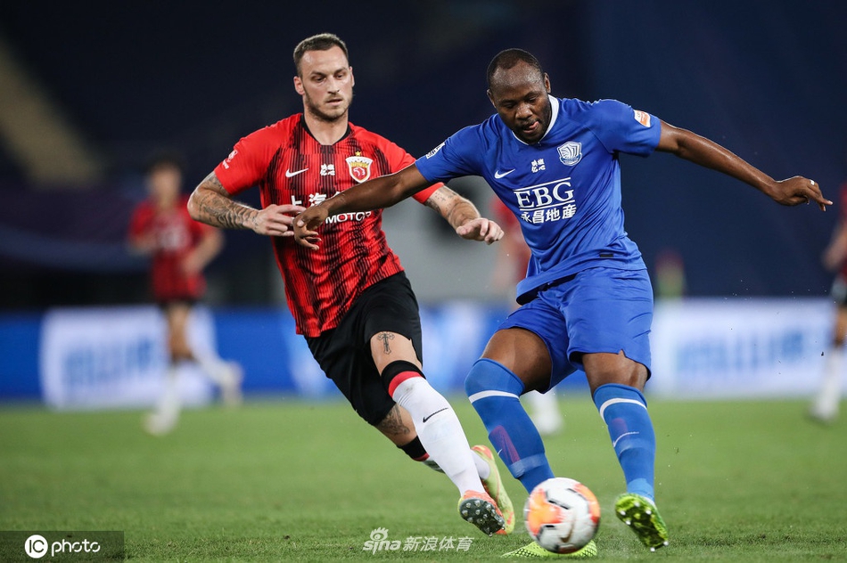 阿瑙尝试抢断苏祖