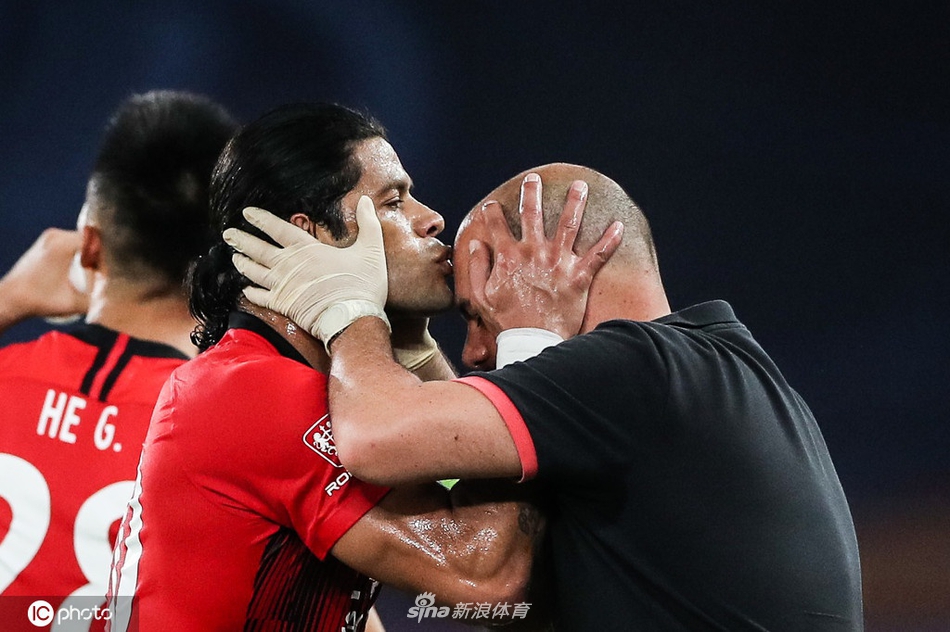 胡尔克亲吻队医