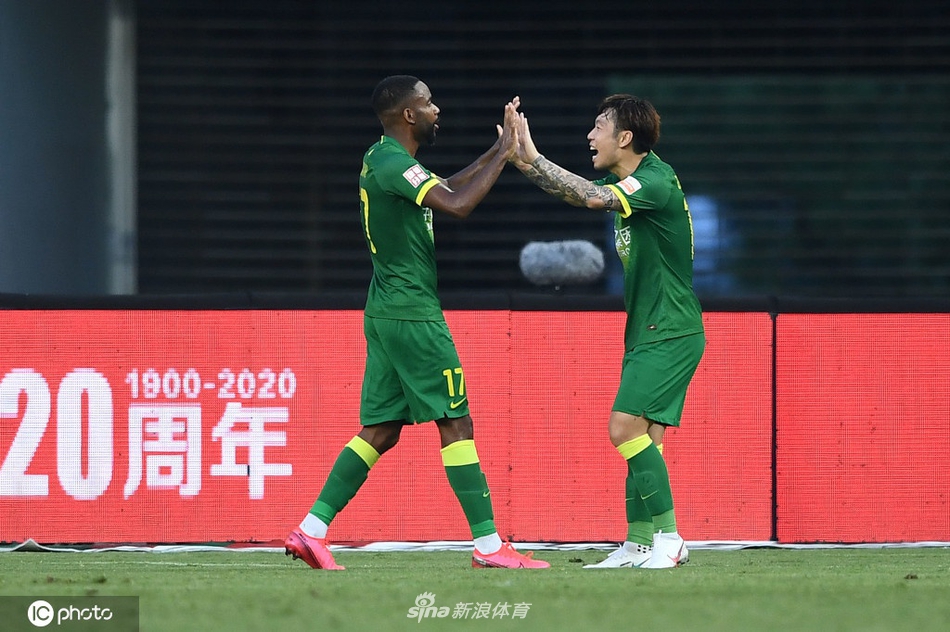 巴坎布与张稀哲庆祝进球