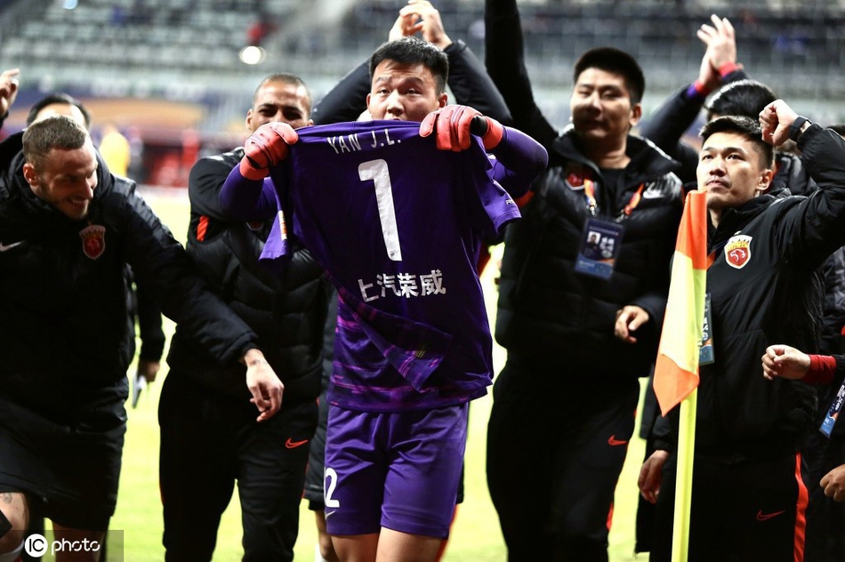 上港全队庆祝晋级前四名