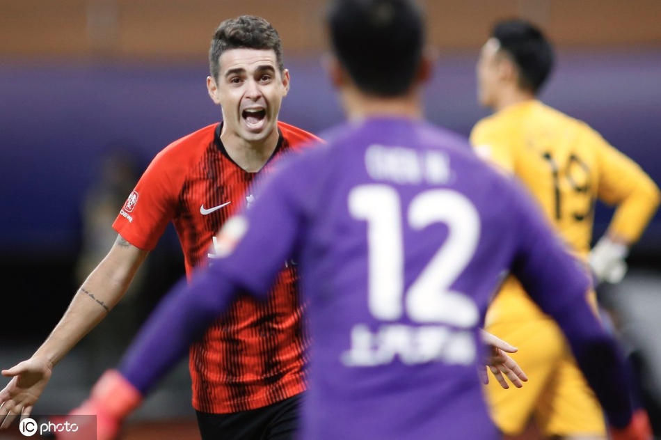 上港全队庆祝晋级前四名