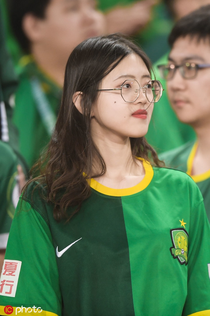 京沪决 国安白衣女神PK申花长发美女