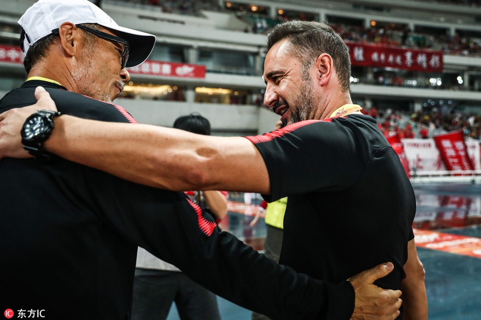 双方主帅寒暄