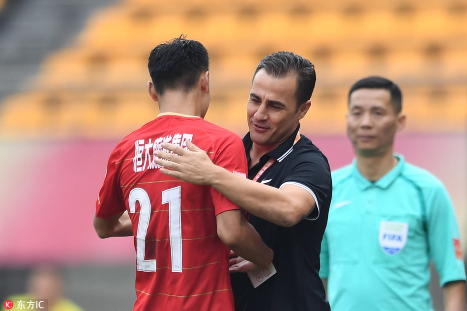 与卡纳瓦罗拥抱