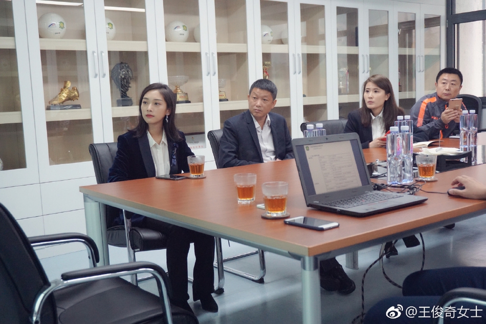 中乙欠薪队董事长竟是如此美女 艳冠中国足坛