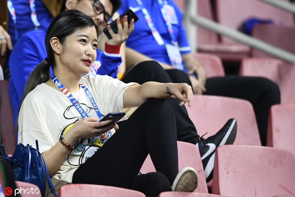 京沪决 国安白衣女神PK申花长发美女