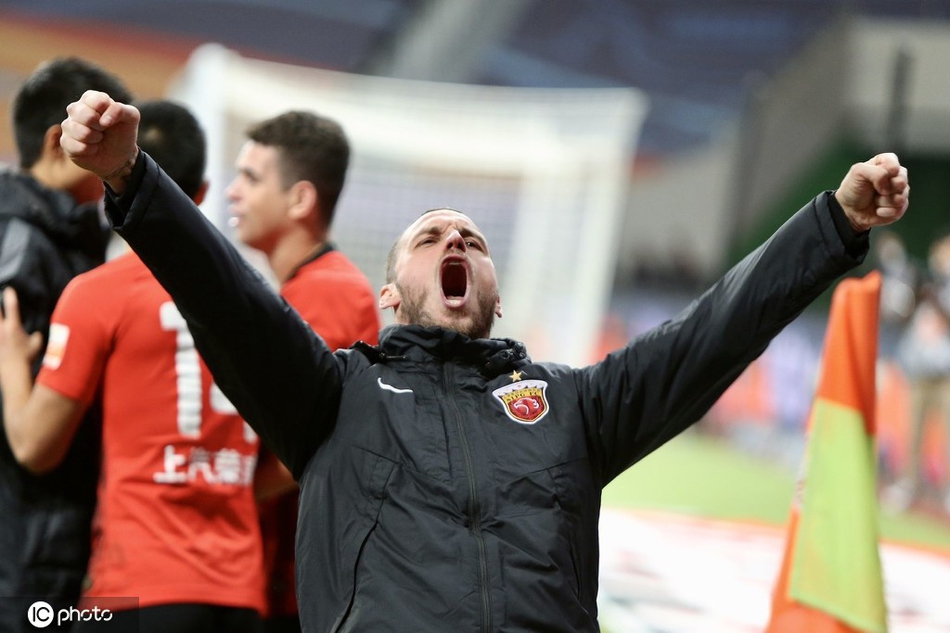 上港全队庆祝晋级前四名