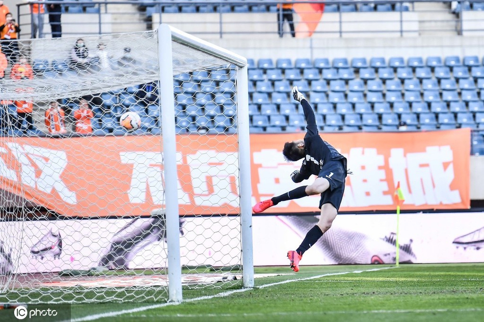 王上源打出C罗式任意球