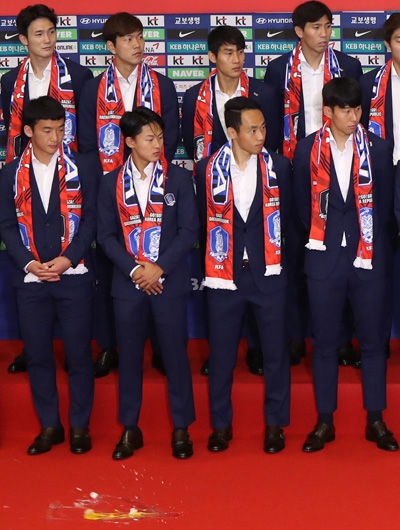 韩国队出局回国被球迷扔鸡蛋