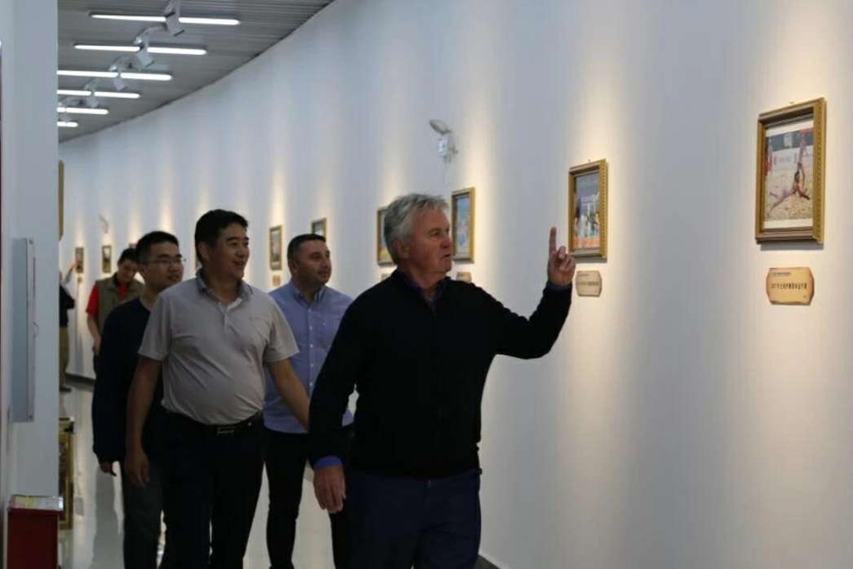 希丁克正式亮相国奥