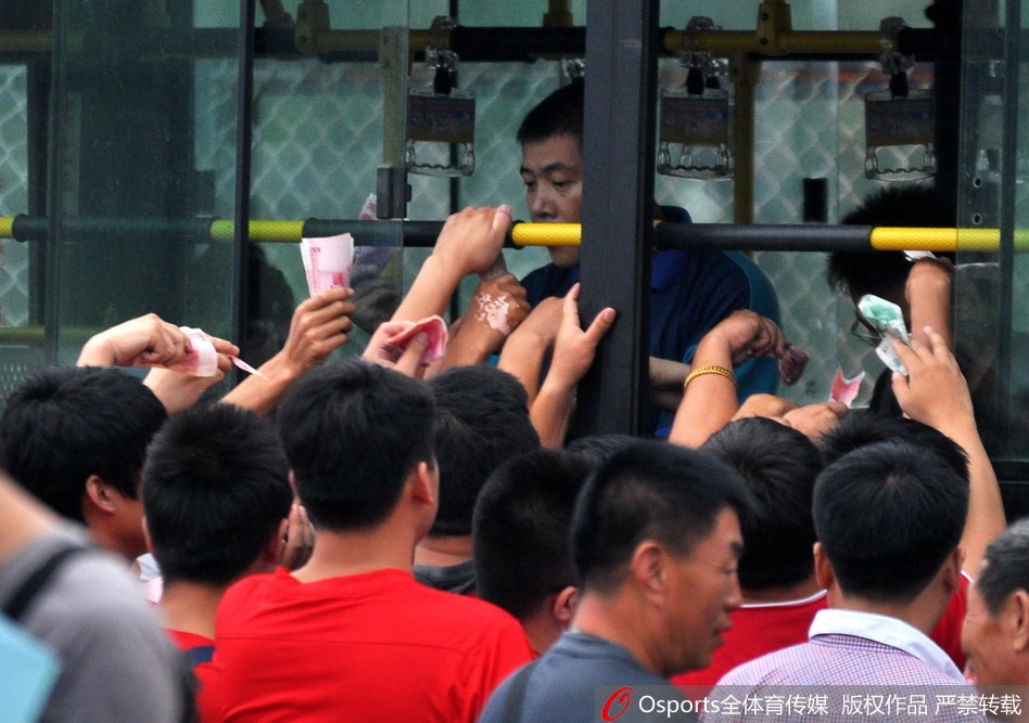 还愿意排队买票看球