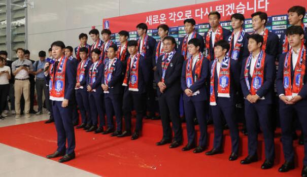 韩国队出局回国被球迷扔鸡蛋