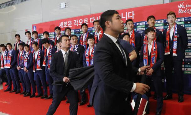韩国队出局回国被球迷扔鸡蛋