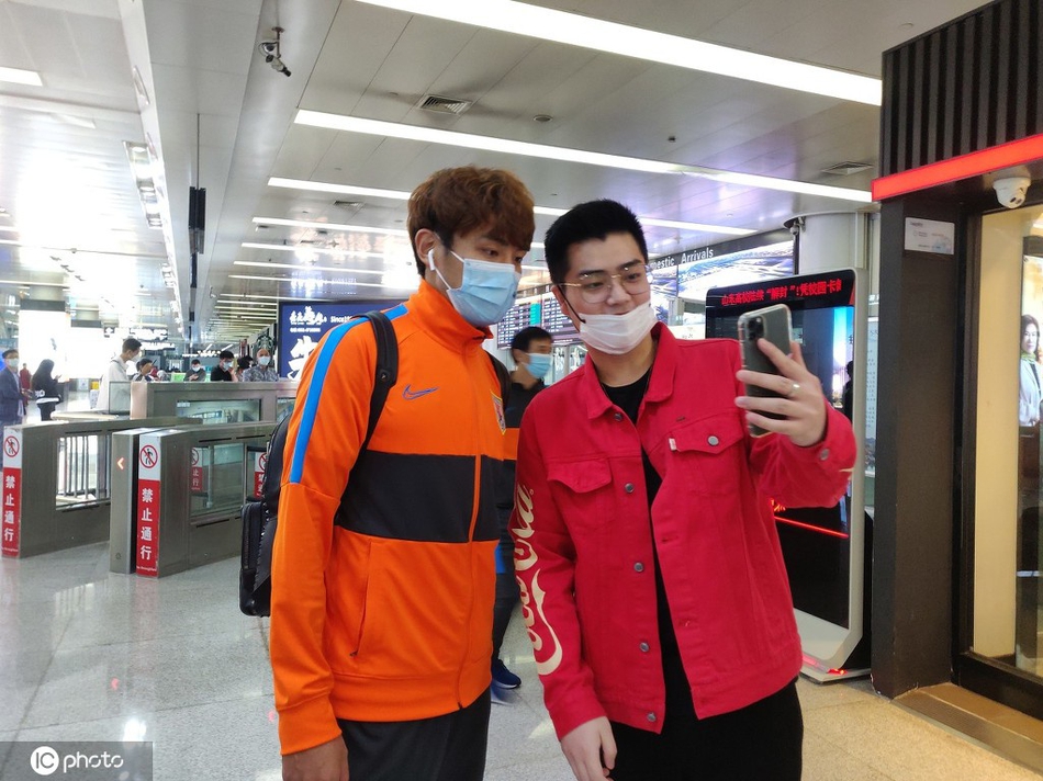 鲁能返回济南获大批球迷接机：弟兄们 你们辛苦了